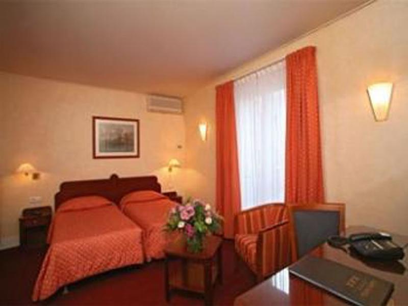 Hotel Ibis Gare Du Nord Tgv Parigi