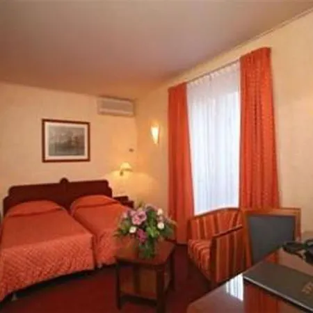 Hotel Ibis Gare Du Nord Tgv Parigi